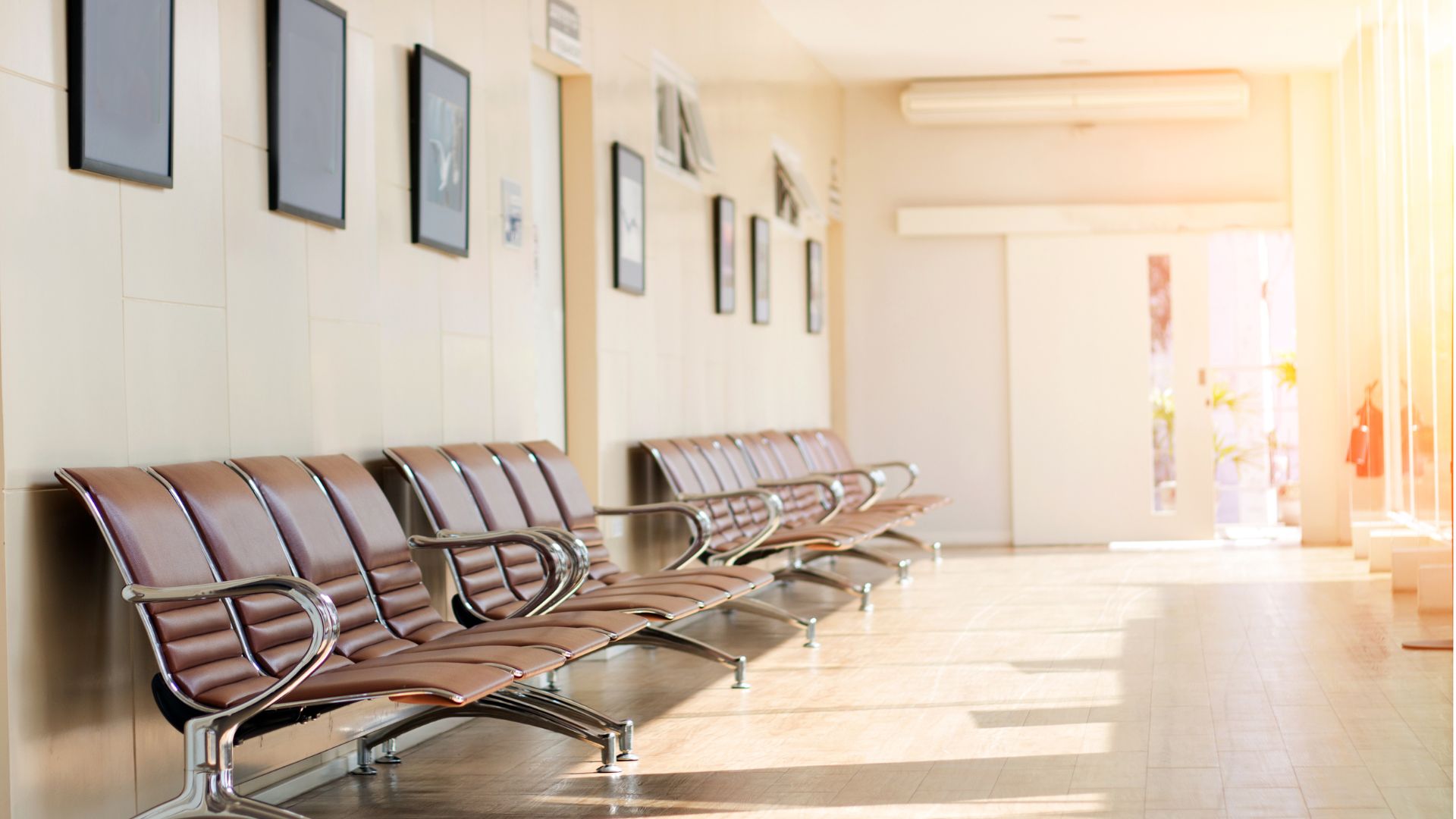 明るい日差しが差し込むSASHIの待合室